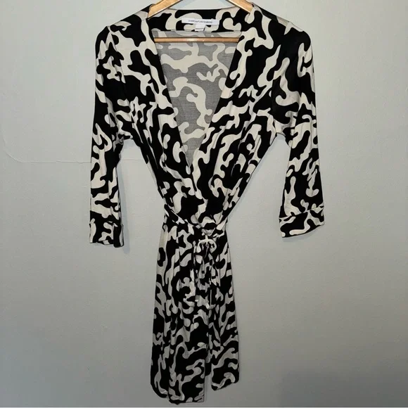 Diane Von Furstenberg Julian 100% Silk Jersey Wrap Dress Black and White - Picture 2 of 11
